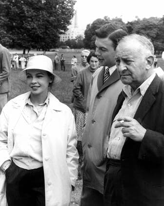 GIGI, Leslie Caron, her husband stage director Peter Hall, producer Arthur Freed on set in Paris, 1958 Courtesy Everett Collection !ACHTUNG AUFNAHMEDATUM GESCHÃ„TZT! PUBLICATIONXNOTxINxCANxCHNxFRAxITAxJPNxNORxPOLxRUSxESPxUKxUSA Copyright: xCourtesyxEverettxCollectionx PBDARFR EC029