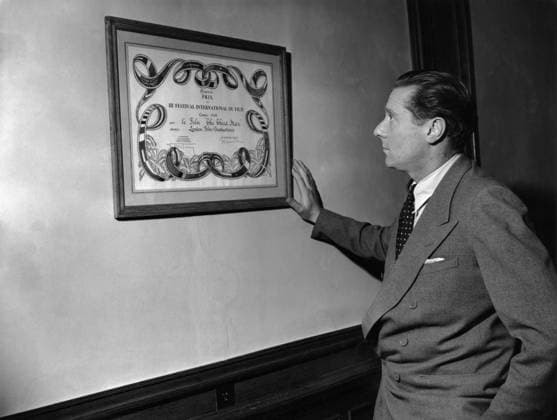 Carol Reed with the Grand Prize awarded to him at the Cannes Film Festival for THE THIRD MAN, 1949 Courtesy Everett Collection !ACHTUNG AUFNAHMEDATUM GESCHÃ„TZT! PUBLICATIONXNOTxINxCANxCHNxFRAxITAxJPNxNORxPOLxRUSxESPxUKxUSA Copyright: xCourtesyxEverettxCollectionx PBDCARE EC013