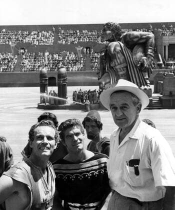 BEN-HUR, Charlton Heston, Stephen Boyd and director William Wyler on set, 1959 Courtesy Everett Collection !ACHTUNG AUFNAHMEDATUM GESCHÃ„TZT! PUBLICATIONXNOTxINxCANxCHNxFRAxITAxJPNxNORxPOLxRUSxESPxUKxUSA Copyright: xCourtesyxEverettxCollectionx PBDCHHE EC010