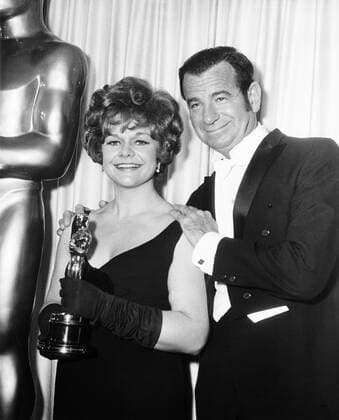 OSCARS: Beste Nebendarstellerin, PreistrÃ¤gerinnen 1961-1970 Walter Matthau congratulates Estelle Parsons for her Best Supporting Actress Award for her role in BONNIE AND CLYDE, 1968 Courtesy Everett Collection !ACHTUNG AUFNAHMEDATUM GESCHÃ„TZT! PUBLICATIONXNOTxINxCANxCHNxFRAxITAxJPNxNORxPOLxRUSxESPxUKxUSA Copyright: xCourtesyxEverettxCollectionx PBDESPA EC003