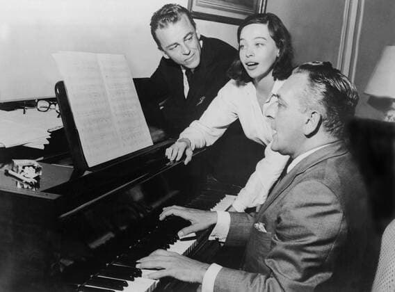 LESLIE CARON, with composers Alan J. Lerner (left) and Frederick Lowe (right) rehearsing songs for the film Gigi , 1958 Courtesy Everett Collection !ACHTUNG AUFNAHMEDATUM GESCHÃ„TZT! PUBLICATIONXNOTxINxCANxCHNxFRAxITAxJPNxNORxPOLxRUSxESPxUKxUSA Copyright: xCourtesyxEverettxCollectionx PBDLECA EC002