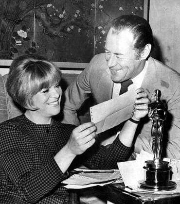 OSCARS. Bester Hauptdarsteller. PreistrÃ¤ger 1961-1970 Rachel Roberts and husband Rex Harrison read telegrams congratulating Harrison after winning the 1964 Best Actor Oscar for MY FAIR LADY, April 5, 1965 Courtesy Everett Collection !ACHTUNG AUFNAHMEDATUM GESCHÃ„TZT! PUBLICATIONXNOTxINxCANxCHNxFRAxITAxJPNxNORxPOLxRUSxESPxUKxUSA Copyright: xCourtesyxEverettxCollectionx PBDREHA EC004