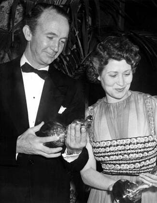 OSCARS. Beste Nebendarstellerin. PreistrÃ¤gerinnen 1937-1940 OSCARS. Bester Nebendarsteller. PreistrÃ¤ger 1937-1940 1938: WALTER BRENNAN Best Supporting Actor, KENTUCKY and FAY BAINTER Best Supporting Actress, JEZEBEL admire their Oscars, 2 23 39 Courtesy Everett Collection !ACHTUNG AUFNAHMEDATUM GESCHÃ„TZT! PUBLICATIONXNOTxINxCANxCHNxFRAxITAxJPNxNORxPOLxRUSxESPxUKxUSA Copyright: xCourtesyxEverettxCollectionx SBDOSPI EC023