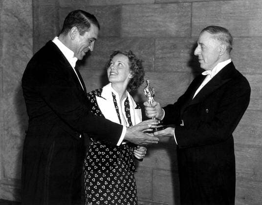 OSCARS. Beste Hauptdarstellerin. PreistrÃ¤gerinnen 1931-1940 1935: VICTOR McLAGLEN Best Actor, THE INFORMER and BETTE DAVIS Best Actress, DANGEROUS are congratualed by director D.W. GRIFFITH, 1936 Courtesy Everett Collection !ACHTUNG AUFNAHMEDATUM GESCHÃ„TZT! PUBLICATIONXNOTxINxCANxCHNxFRAxITAxJPNxNORxPOLxRUSxESPxUKxUSA Copyright: xCourtesyxEverettxCollectionx SBDOSPI EC034
