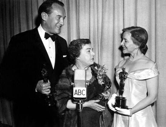 OSCARS: Beste Nebendarstellerin, PreistrÃ¤gerinnen 1951-1960 OSCARS. Bester Nebendarsteller. PreistrÃ¤ger 1951-1960 1950: GEORGE SANDERS Best Supporting Actor, ALL ABOUT EVE and JOSEPHINE HULL Best Supporting Actress, HARVEY with HELEN HAYES accepting Best Actor from absentee nominee Jose Ferrer , 1951 Courtesy Everett Collection !ACHTUNG AUFNAHMEDATUM GESCHÃ„TZT! PUBLICATIONXNOTxINxCANxCHNxFRAxITAxJPNxNORxPOLxRUSxESPxUKxUSA Copyright: xCourtesyxEverettxCollectionx SBDOSPI EC051