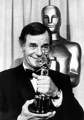 OSCARS. Bester Nebendarsteller. PreistrÃ¤ger 1961-1970 1969: GIG YOUNG Best Supporting Actor, THEY SHOOT HORSES, DON T THEY? happily shows his Oscar to the press, 4 7 70 Courtesy Everett Collection !ACHTUNG AUFNAHMEDATUM GESCHÃ„TZT! PUBLICATIONXNOTxINxCANxCHNxFRAxITAxJPNxNORxPOLxRUSxESPxUKxUSA Copyright: xCourtesyxEverettxCollectionx SBDOSPI EC061