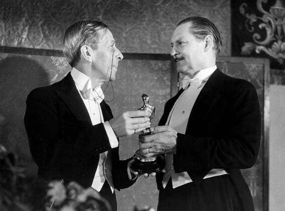 OSCARS. Bester Hauptdarsteller. PreistrÃ¤ger 1931-1940 OSCARS. Bester Hauptdarsteller. PreistrÃ¤ger 1929-1930 1930-1931: 1929-1930 s Best Actor winner GEORGE ARLISS presents LIONEL BARRYMORE Best Actor, A FREE SOUL with his Oscar, 11 11 31 Courtesy Everett Collection !ACHTUNG AUFNAHMEDATUM GESCHÃ„TZT! PUBLICATIONXNOTxINxCANxCHNxFRAxITAxJPNxNORxPOLxRUSxESPxUKxUSA Copyright: xCourtesyxEverettxCollectionx SBDOSPI EC102