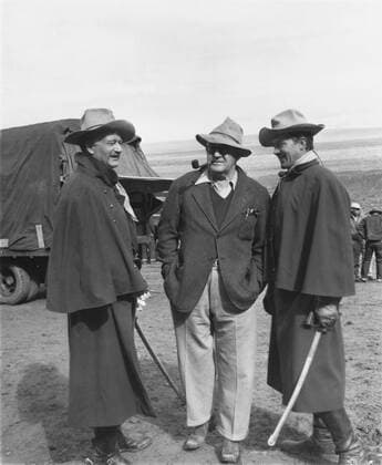 SHE WORE A YELLOW RIBBON, from left: John Wayne, director John Ford, Ben Johnson, on set, 1949 sheworeyellowribbon-fsct06(sheworeyellowribbon-fsct06) Courtesy Everett Collection !ACHTUNG AUFNAHMEDATUM GESCHÃ„TZT! PUBLICATIONXNOTxINxCANxCHNxFRAxITAxJPNxNORxPOLxRUSxESPxUKxUSA Copyright: xCourtesyxEverettxCollectionx SIJA023 EC278
