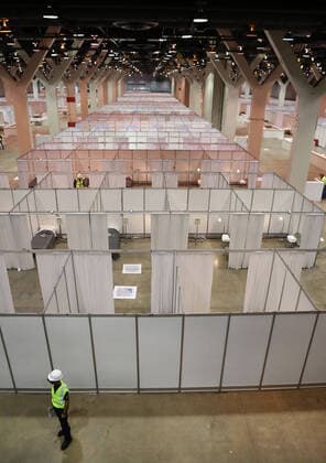 April 3, 2020, Chicago, IL, USA: Construction workers put the finishing touches on Hall C Unit 1 of the COVID-19 alternate site at McCormick Place in Chicago on Friday, April 3, 2020. Hall C will house 500 beds. Chicago USA - ZUMAm67_ 20200403_zaf_m67_029 Copyright: xChrisxSwedax