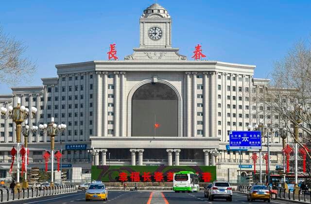 (200404) -- CHANGCHUN, April 4, 2020 -- A Chinese national flag flies at half-mast to mourn for martyrs who died in the fight against the novel coronavirus disease (COVID-19) outbreak and compatriots died of the disease in Changchun, northeast China s Jilin Province, April 4, 2020. ) CHINA-COVID-19 VICTIMS-NATIONAL MOURNING (CN) XuxChang 