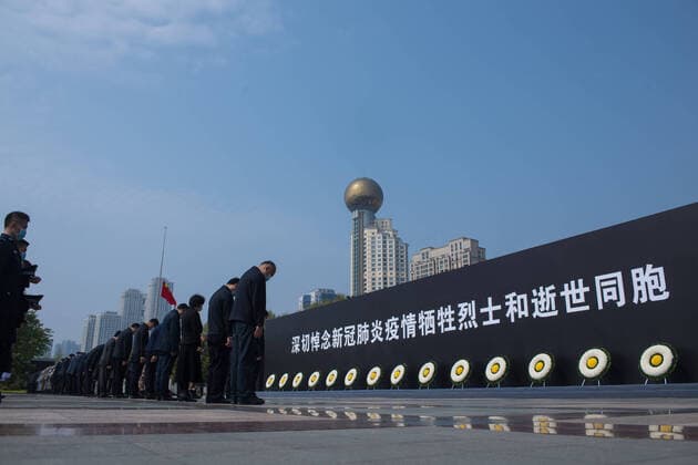 News Bilder des Tages (200404) -- WUHAN, April 4, 2020 -- People pay a silent tribute to martyrs who died in the fight against the novel coronavirus disease (COVID-19) outbreak and compatriots who died of the disease in Wuhan, central China s Hubei Province, April 4, 2020. ) CHINA-WUHAN-COVID-19 VICTIMS-NATIONAL MOURNING-SILENT TRIBUTE (CN) XiaoxYijiu 