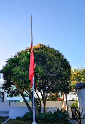 (200404) -- AUCKLAND, April 4, 2020 (Xinhua) -- A Chinese national flag flies at half-mast to mourn for martyrs who died in the fight against the novel coronavirus disease (COVID-19) outbreak and compatriots who died of the disease at the Consulate-General of the People s Republic of China in Auckland, New Zealand, April 4, 2020. (Photo by Huang Jinshuai Xinhua) AUSTRALIA-AUCKLAND-COVID-19-CONSULATE-GENERAL OF CHINA-NATIONAL FLAG-HALF-MAST 