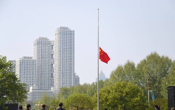 (200404) -- WUHAN, April 4, 2020 -- A Chinese national flag flies at half-mast to mourn for martyrs who died in the fight against the novel coronavirus disease (COVID-19) outbreak and compatriots who died of the disease in Wuhan, central China s Hubei Province, April 4, 2020. ) CHINA-WUHAN-COVID-19 VICTIMS-NATIONAL MOURNING (CN) ChengxMin 