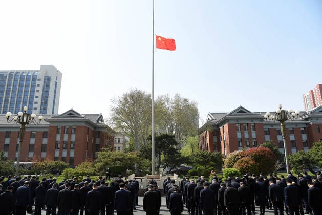 (200404) -- JINAN, April 4, 2020 -- Local residents pay a silent tribute to martyrs who died in the fight against the novel coronavirus disease (COVID-19) outbreak and compatriots who died of the disease in Jinan, east China s Shandong Province, April 4, 2020. ) CHINA-COVID-19 VICTIMS-NATIONAL MOURNING (CN) WangxKai 
