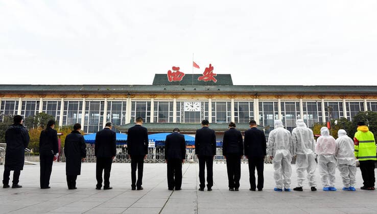 (200404) -- XI AN, April 4, 2020 -- People pay a silent tribute to martyrs who died in the fight against the novel coronavirus disease (COVID-19) outbreak and compatriots who died of the disease in Xi an, northwest China s Shaanxi Province, April 4, 2020. ) CHINA-COVID-19 VICTIMS-NATIONAL MOURNING (CN) LiuxXiao 
