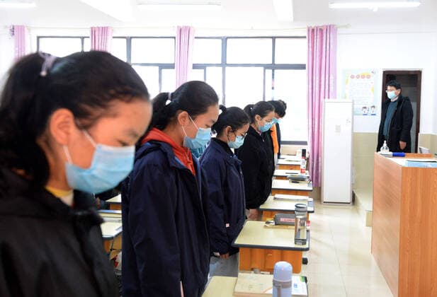 (200404) -- HEFEI, April 4, 2020 -- Students pay a silent tribute to martyrs who died in the fight against the novel coronavirus disease (COVID-19) outbreak and compatriots who died of the disease in Hefei, east China s Anhui Province, April 4, 2020. ) CHINA-COVID-19 VICTIMS-NATIONAL MOURNING (CN) HuangxBohan 