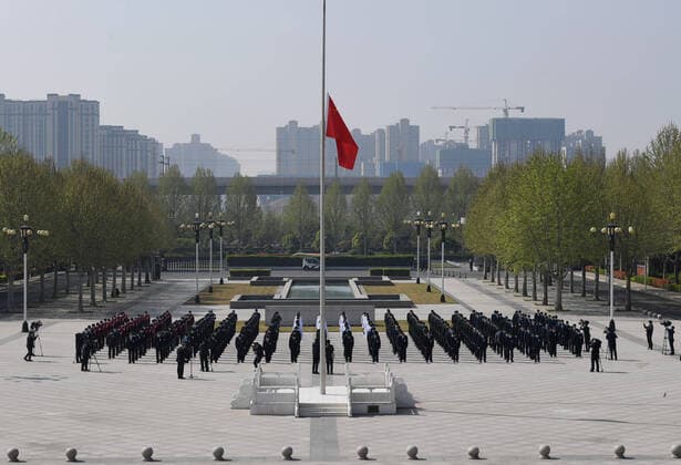 (200404) -- ZHENGZHOU, April 4, 2020 -- People pay a silent tribute to martyrs who died in the fight against the novel coronavirus disease (COVID-19) outbreak and compatriots who died of the disease in Zhengzhou, central China s Henan Province, April 4, 2020. ) CHINA-COVID-19 VICTIMS-NATIONAL MOURNING (CN) HaoxYuan 