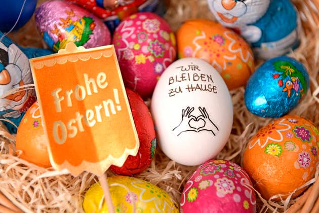 04.04.2020, Symbolbild: An Ostern 2020 bleiben wir zu Hause. Slogan Wir bleiben zu Hause auf einem Hühnerei im Osternest. Aktion wegen der Corona-Krisen-Ausgangsbeschränkung in Deutschland. 04.04.2020, Ostern zuhause bleiben 04.04.2020, Ostern zuhause bleiben