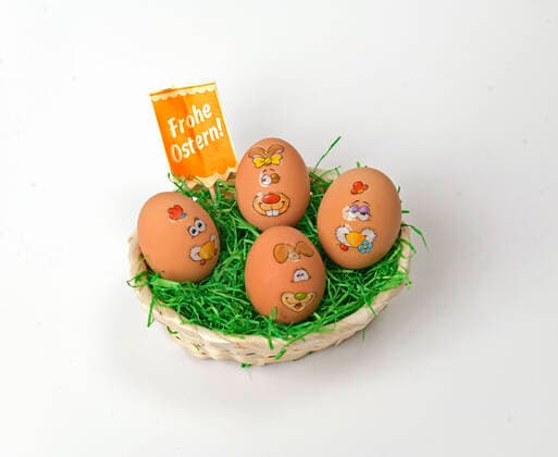 04.04.2020, Symbolbild: Ostern 2020, Kuriose Häschen-Aufkleber auf Hühnereier im Osternest. 04.04.2020, Ostern 04.04.2020, Ostern