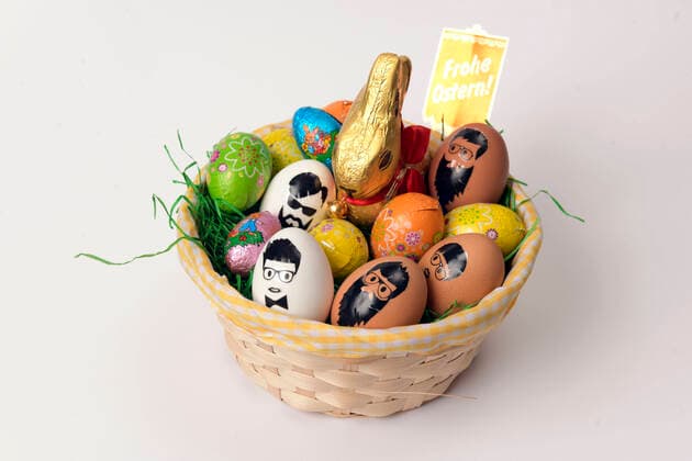 04.04.2020, Symbolbild: Ostern 2020, Kuriose Hipster-Aufkleber auf Hühnereier im Osternest. 04.04.2020, Ostern 04.04.2020, Ostern