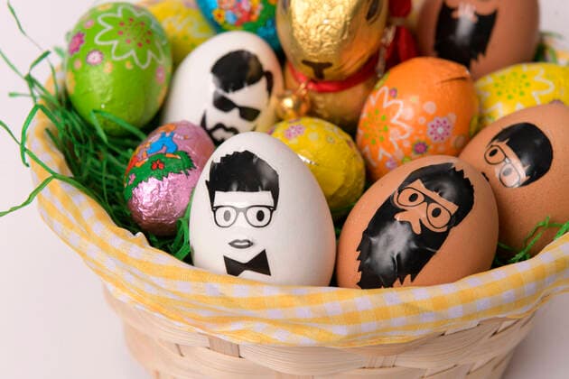 04.04.2020, Symbolbild: Ostern 2020, Kuriose Hipster-Aufkleber auf Hühnereier im Osternest. 04.04.2020, Ostern 04.04.2020, Ostern