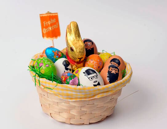 04.04.2020, Symbolbild: Ostern 2020, Kuriose Hipster-Aufkleber auf Hühnereier im Osternest. 04.04.2020, Ostern 04.04.2020, Ostern