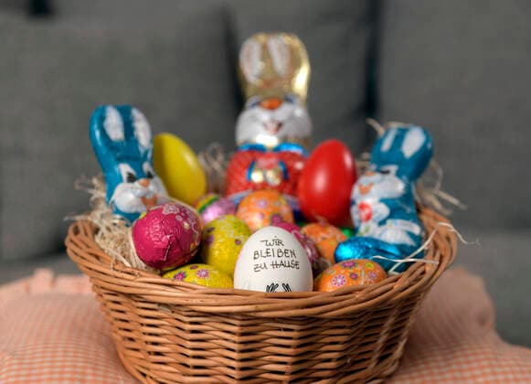 04.04.2020, Symbolbild: An Ostern 2020 bleiben wir zu Hause. Slogan Wir bleiben zu Hause auf einem Hühnerei im Osternest. Aktion wegen der Corona-Krisen-Ausgangsbeschränkung in Deutschland. 04.04.2020, Ostern zuhause bleiben 04.04.2020, Ostern zuhause bleiben
