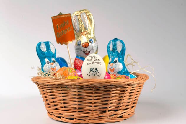 04.04.2020, Symbolbild: An Ostern 2020 bleiben wir zu Hause. Slogan Wir bleiben zu Hause auf einem Hühnerei im Osternest. Aktion wegen der Corona-Krisen-Ausgangsbeschränkung in Deutschland. 04.04.2020, Ostern zuhause bleiben 04.04.2020, Ostern zuhause bleiben