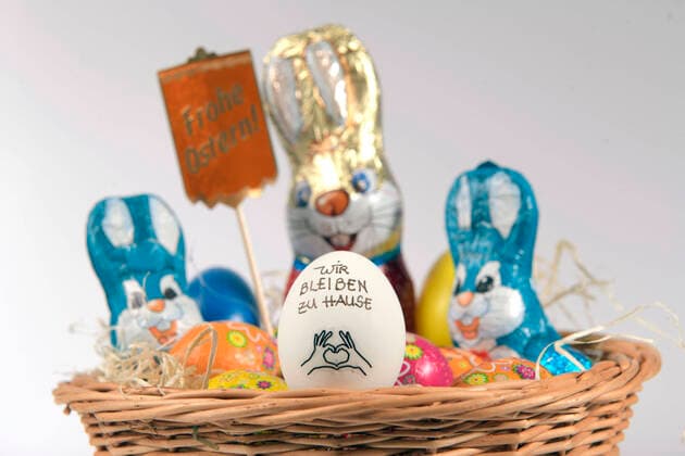 04.04.2020, Symbolbild: An Ostern 2020 bleiben wir zu Hause. Slogan Wir bleiben zu Hause auf einem Hühnerei im Osternest. Aktion wegen der Corona-Krisen-Ausgangsbeschränkung in Deutschland. 04.04.2020, Ostern zuhause bleiben 04.04.2020, Ostern zuhause bleiben
