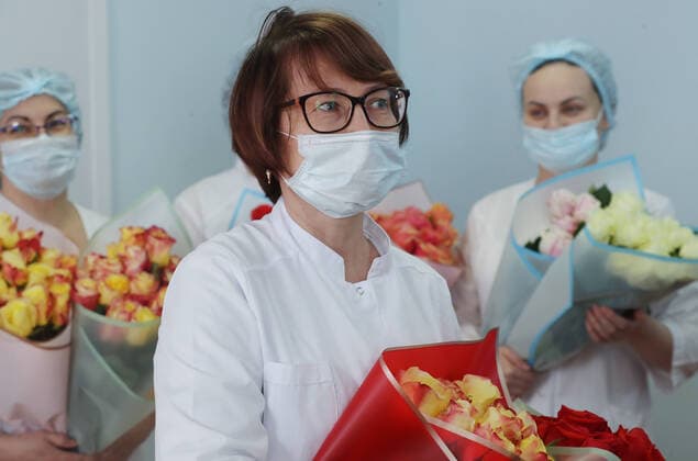 KAZAN, RUSSIA - APRIL 4, 2020: Medical staff members of Tatarstan s Republican Clinical Hospital of Infectious Diseases receive presents from flower shop owners as part of an All-Russian flash mob titled Thank You, Doctors! . Yegor Aleyev TASS  TS0D463D