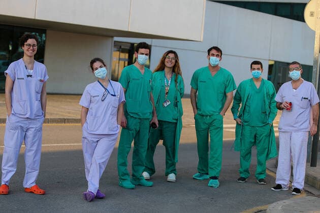 April 3, 2020, Valencia, VALENCIA, SPAIN: Illustration, Medical staff of the Hospital la Fe in Valencia. They take a break during the third week after the Government declared the state of alarm in Spain and recommended people to stay at home to fight coronavirus COVID-19 on April 3, 2020 in Valencia, Spain Valencia SPAIN - ZUMAa181 20200403_zaa_a181_026 Copyright: xIvanxTerronx