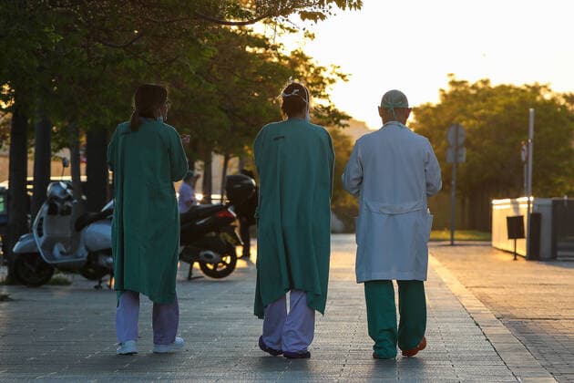 April 3, 2020, Valencia, VALENCIA, SPAIN: Illustration, Medical staff of the Hospital la Fe in Valencia. They take a break during the third week after the Government declared the state of alarm in Spain and recommended people to stay at home to fight coronavirus COVID-19 on April 3, 2020 in Valencia, Spain Valencia SPAIN - ZUMAa181 20200403_zaa_a181_030 Copyright: xIvanxTerronx