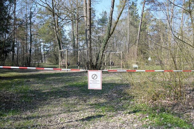 04.04.2020, xemx, News, emwirt, v.l. Augsburg am Tag 14 der Ausgangsbeschraenkung, Hinweisschild Spielplatz bei Kuhsee gesperrt Augsburg