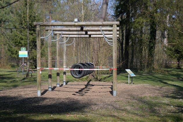 04.04.2020, xemx, News, emwirt, v.l. Augsburg am Tag 14 der Ausgangsbeschraenkung, Spielplatz bei Kuhsee gesperrt Augsburg