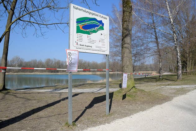 04.04.2020, xemx, News, emwirt, v.l. Augsburg am Tag 14 der Ausgangsbeschraenkung, Hinweisschild Liegeflaeche bei Kuhsee in Augsburg gesperrt Augsburg
