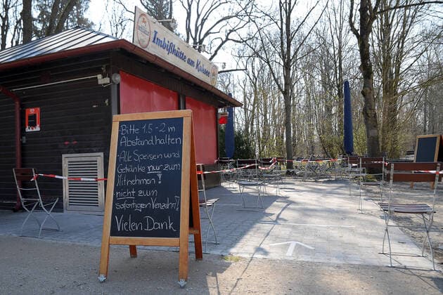 04.04.2020, xemx, News, emwirt, v.l. Augsburg am Tag 14 der Ausgangsbeschraenkung, kaum Menschen am Kuhsee in Augsburg Imbiss mit Informationsschild Augsburg