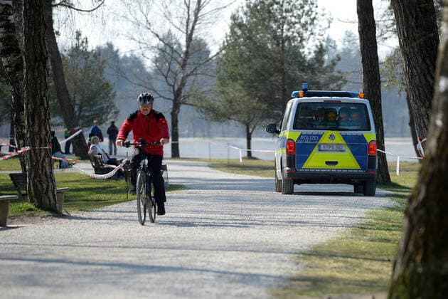 04.04.2020, xemx, News, emwirt, v.l. Augsburg am Tag 14 der Ausgangsbeschraenkung, kaum Menschen am Kuhsee Polizei Kontrolliert Augsburg