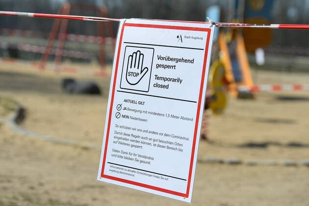 04.04.2020, xemx, News, emwirt, v.l. Augsburg am Tag 14 der Ausgangsbeschraenkung, Hinweisschild Spielplatz bei Kuhsee gesperrt Augsburg