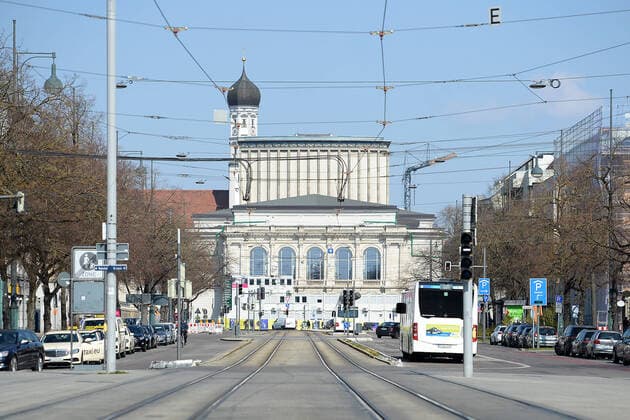 04.04.2020, xemx, News, emwirt, v.l. Augsburg am Tag 14 der Ausgangsbeschraenkung, kaum Menschen in Augsburg Stadtmitte Richtung Stadttheater Augsburg