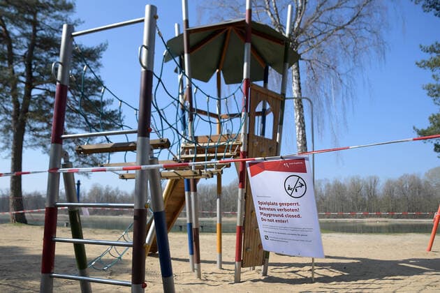04.04.2020, xemx, News, emwirt, v.l. Augsburg am Tag 14 der Ausgangsbeschraenkung, kaum Menschen am Kuhsee Spielplatz gesperrt Augsburg