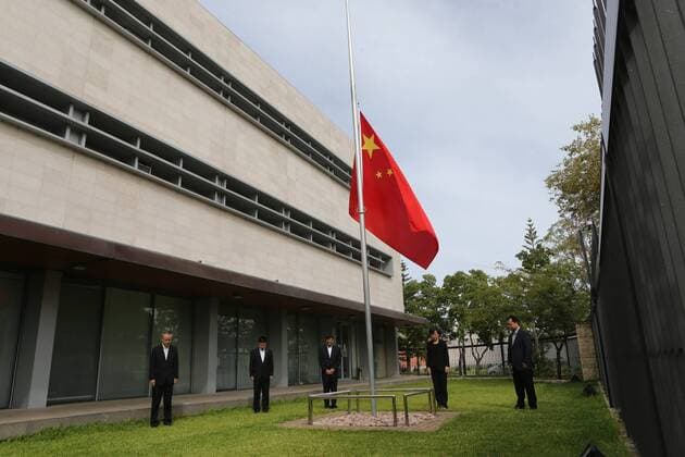 (200404) -- PERTH, April 4, 2020 -- A Chinese national flag flies at half-mast to mourn for martyrs who died in the fight against the novel coronavirus disease (COVID-19) outbreak and compatriots who died of the disease at the Chinese Consulate General in Perth, Australia, April 4, 2020. (Photo by Zhou Dan Xinhua) AUSTRALIA-PERTH-COVID-19-CONSULATE-GENERAL OF CHINA-NATIONAL FLAG-HALF-MAST BaixXuefei 