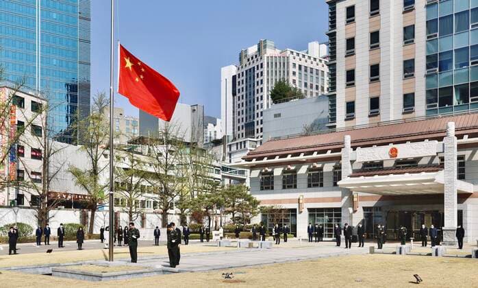 (200404) -- SEOUL, April 4, 2020 -- A Chinese national flag flies at half-mast to mourn for martyrs who died in the fight against the novel coronavirus disease (COVID-19) outbreak and compatriots who died of the disease at the Chinese Embassy to South Korea in Seoul, South Korea, April 4, 2020. (Chinese Embassy to South Korea Handout via Xinhua) SOUTH KOREA-SEOUL-COVID-19-CHINESE EMBASSY-NATIONAL FLAG-HALF-MAST WangxJingqiang 
