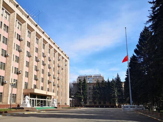 (200404) -- MOSCOW, April 4, 2020 -- A Chinese national flag flies at half-mast to mourn for martyrs who died in the fight against the novel coronavirus disease (COVID-19) outbreak and compatriots who died of the disease at the Chinese Embassy to Russia in Moscow, Russia, April 4, 2020. (Chinese Embassy to Russia Handout via Xinhua) RUSSIA-MOSCOW-COVID-19-CHINESE EMBASSY-NATIONAL FLAG-HALF-MAST BaixXueqi 