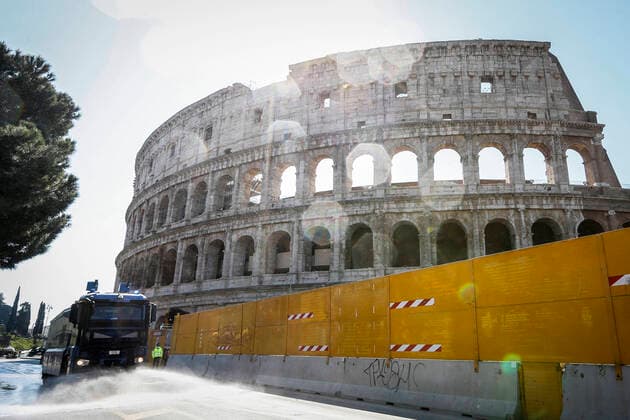 Coronavirus emergency in Rome Police hydrants sanitize the streets of Rome, in the picture: the cleaning operations at the Colosseum and Fori Imperiali Copyright: xBEAUTIFULxSPORTS A.xGiannettix