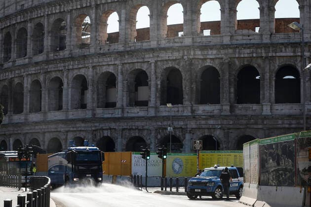 Coronavirus emergency in Rome Police hydrants sanitize the streets of Rome, in the picture: the cleaning operations at the Colosseum and Fori Imperiali Copyright: xBEAUTIFULxSPORTS A.xGiannettix