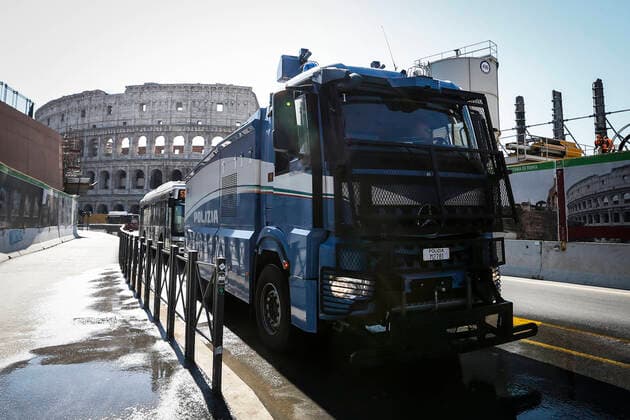 Coronavirus emergency in Rome Police hydrants sanitize the streets of Rome, in the picture: the cleaning operations at the Colosseum and Fori Imperiali Copyright: xBEAUTIFULxSPORTS A.xGiannettix