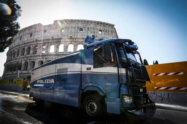 Coronavirus emergency in Rome Police hydrants sanitize the streets of Rome, in the picture: the cleaning operations at the Colosseum and Fori Imperiali Copyright: xBEAUTIFULxSPORTS A.xGiannettix
