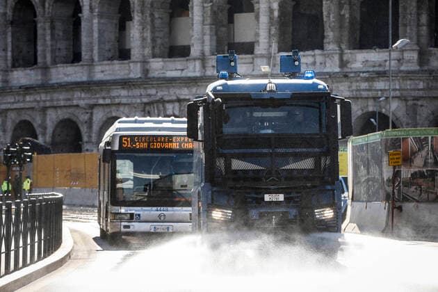 Coronavirus emergency in Rome Police hydrants sanitize the streets of Rome, in the picture: the cleaning operations at the Colosseum and Fori Imperiali Copyright: xBEAUTIFULxSPORTS A.xGiannettix