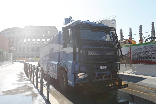 Coronavirus emergency in Rome Police hydrants sanitize the streets of Rome, in the picture: the cleaning operations at the Colosseum and Fori Imperiali Copyright: xBEAUTIFULxSPORTS A.xGiannettix