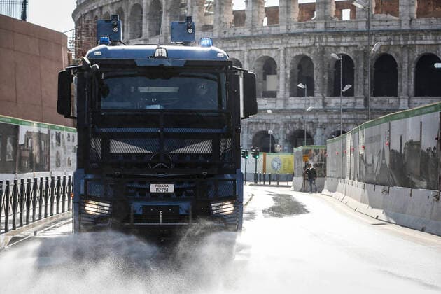 Coronavirus emergency in Rome Police hydrants sanitize the streets of Rome, in the picture: the cleaning operations at the Colosseum and Fori Imperiali Copyright: xBEAUTIFULxSPORTS A.xGiannettix